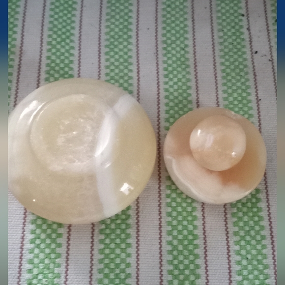 𝅺Genuine Alabaster trinket box with Manatees. Artist Jody Bergsma - Picture 2 of 3